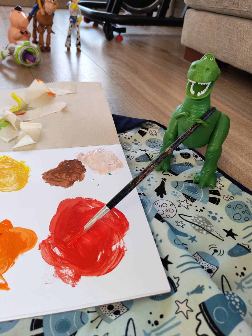 Juego con dinosaurio y pintura de colores en una sesión
