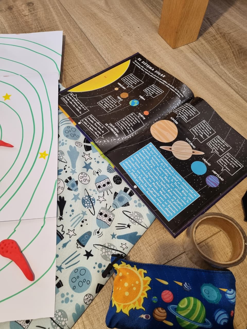 Libro del sistema solar y planetas modelados en plasticina